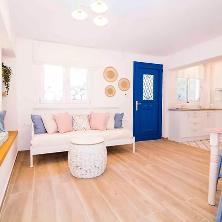 Cosy House In The Heart Of بيت للعطل
